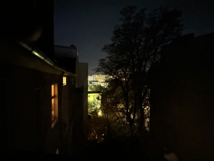 Beim Superweitwinkelobjektiv werden die Ergebnisse bei wenig Licht mit dem iPhone etwas schlechter. (Bild: Tobias Költzsch/Golem.de)